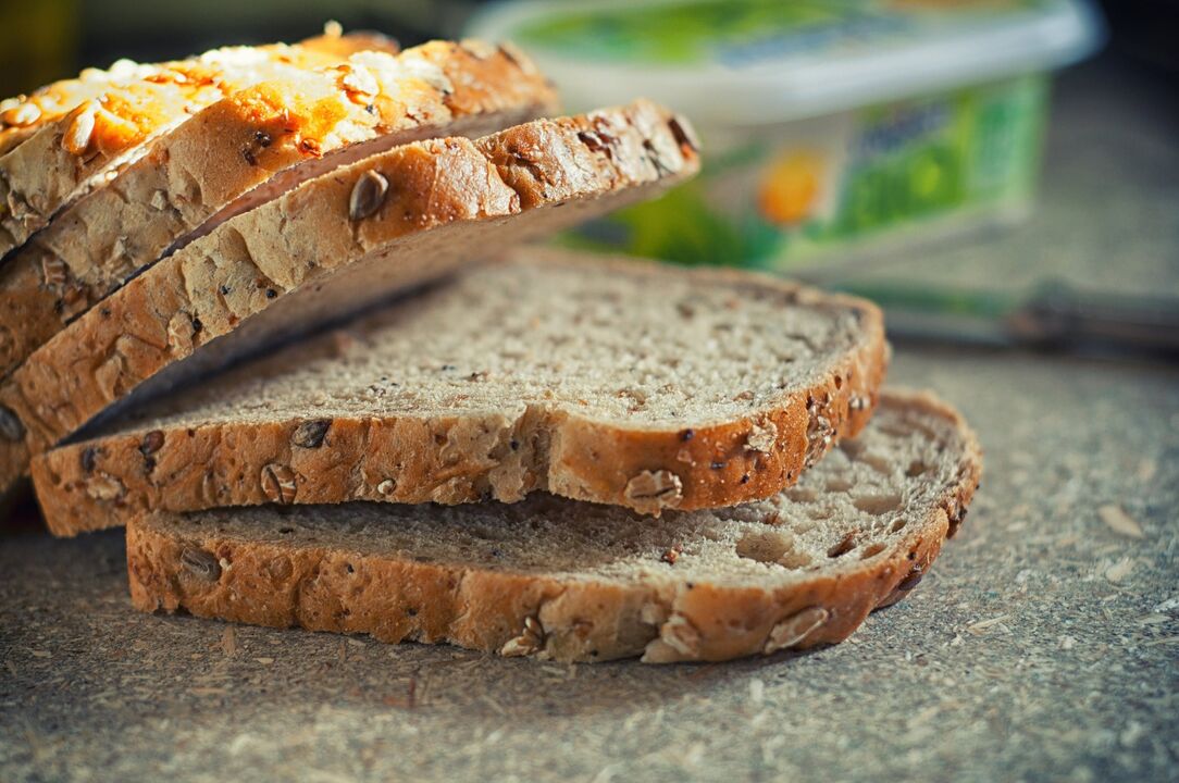 Արյան 4-րդ խմբի դիետան թույլ է տալիս ձեր սննդակարգում ներառել ամբողջական հացահատիկի հաց 